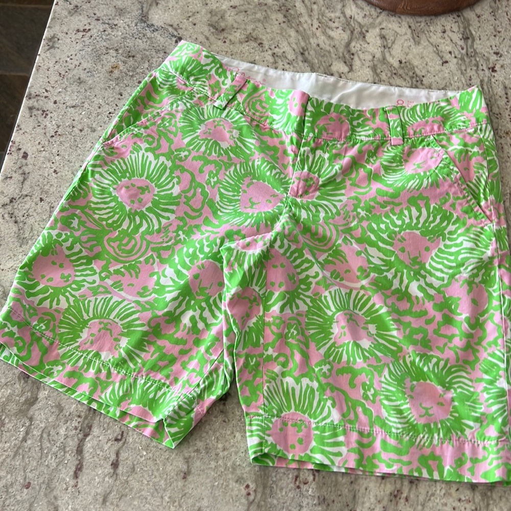 Lilly Pulitzer Sunnyside Lions “The Chipper Short” Size 8 EUC 9.5” inseam